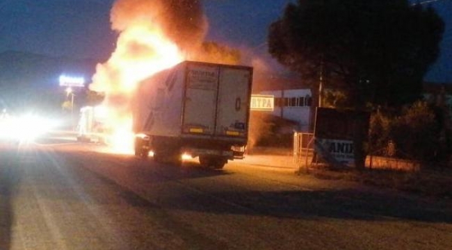 Seyir halindeki TIR alev aldı, sürücü son anda kurtuldu