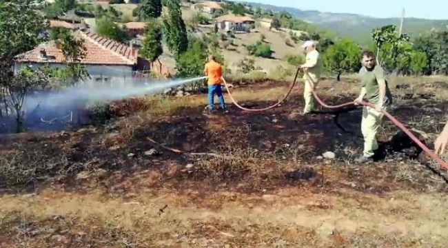 Fırtınada uçan çatı elektrik tellerini takılıp, yangına neden oldu