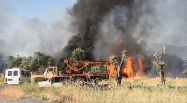 İzmir'de, palet atölyesi yangını zeytinliğe sıçradı 