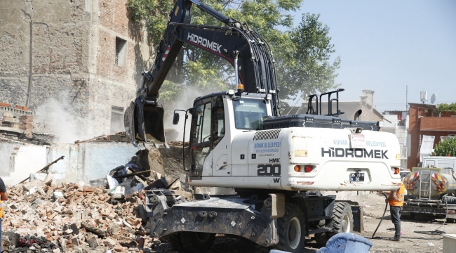 Konak Belediyesi, vatandaş için tehlike yaratan yapıyı yıktı