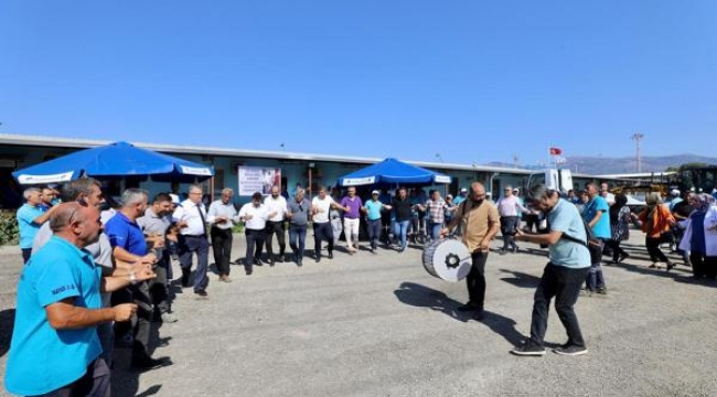 Yunusemre Belediyesi işçilerinden Başkan Çerçi'ye davul zurnalı teşekkür