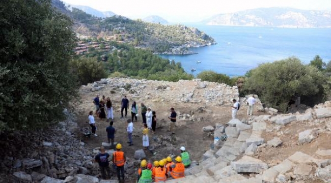 Amos Antik Kenti'nde tiyatro gün yüzüne çıkarılıyor