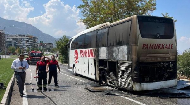 Denizli'de yolcu otobüsü, alevlere teslim oldu