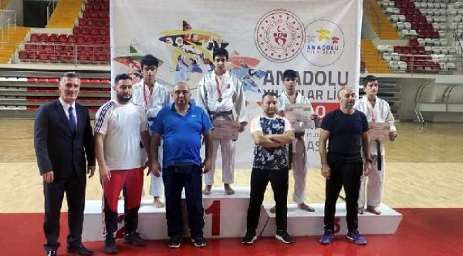 Judoda Yunusemre Belediyesi fırtınası