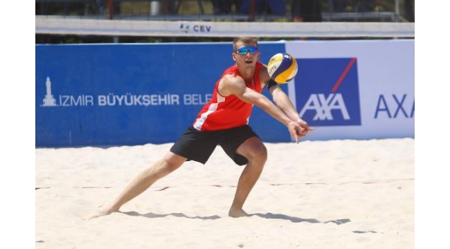 Plaj voleybolunda gençler Dikili'de buluşuyor