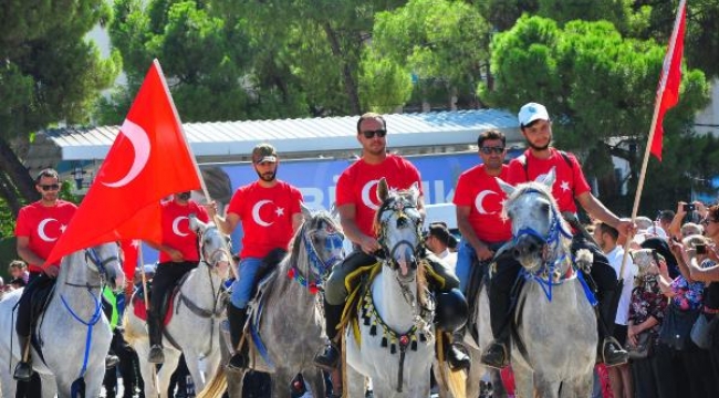 100 yıl önceki gibi... Manisa'da süvarili kurtuluş coşkusu