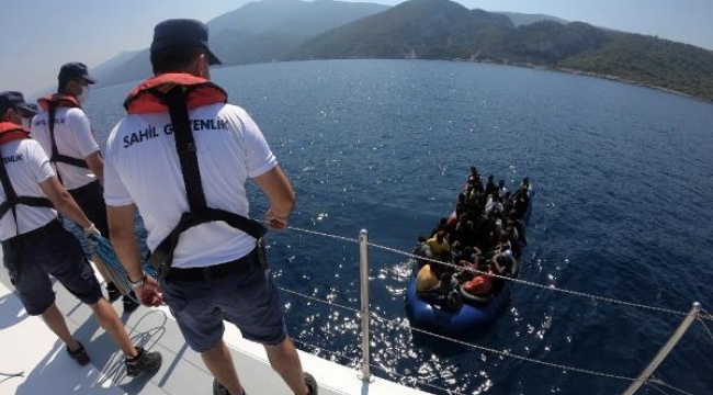 Kuşadası açıklarında, Yunan unsurlarınca itilen 45 göçmen kurtarıldı