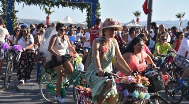 'Süslü kadınlar' İzmir'de pedal çevirdi