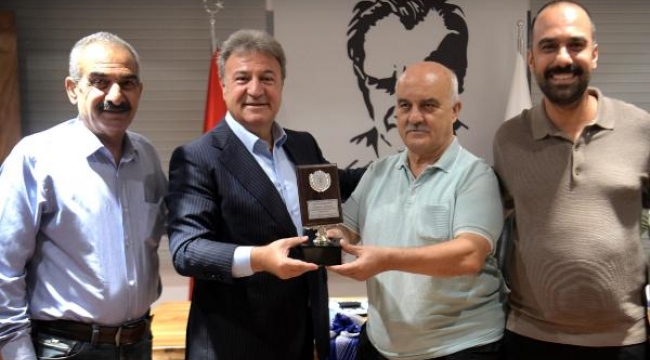 Amatörlerden Bornova Belediye Başkanı İduğ'a plaketli teşekkür