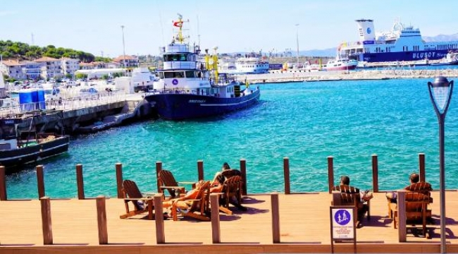 Çeşme Cumhuriyet Meydanı'ndan denize girilebilecek