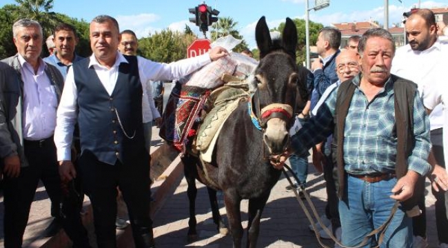 Güreş ağası, 1 milyon 17 bin TL ağalık parasını katırla taşıdı