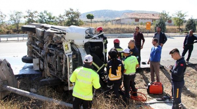 Manisa'da lastiği patlayan süt kamyoneti devrildi; şoför yaralı