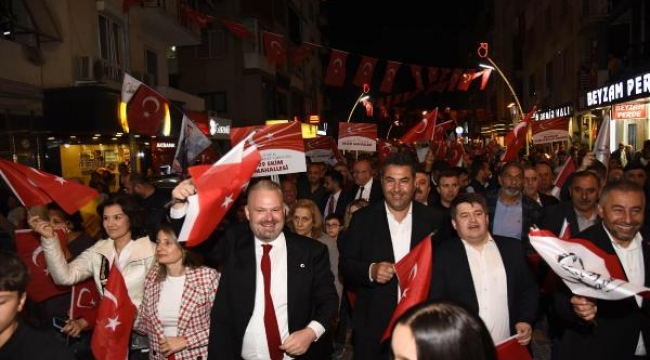 Menemen'de Cumhuriyet yürüyüşüne 30 bine yakın vatandaş katıldı