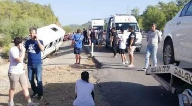 Muğla'da tur minibüsü otomobile çarptı: 1'i ağır 8 yaralı