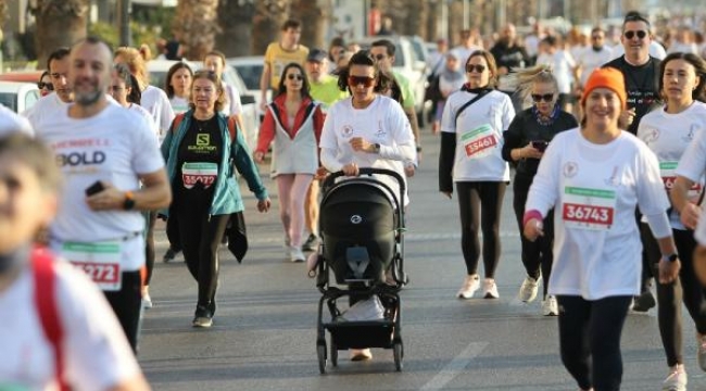 İzmir'de Ata'dan Ana'ya Saygı Koşusu