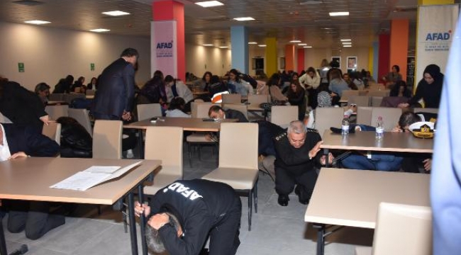 İzmir'de öğrenci yurdunda 'deprem' tatbikatı