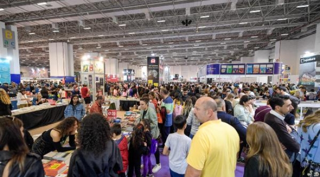 Kitapseverlerden hafta sonu İzmir Kitap Fuarı'na yoğun ilgi