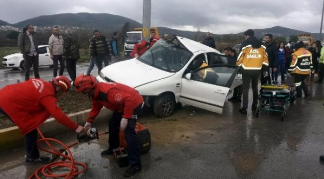 5 kadın öğretmen direğe çarptı!