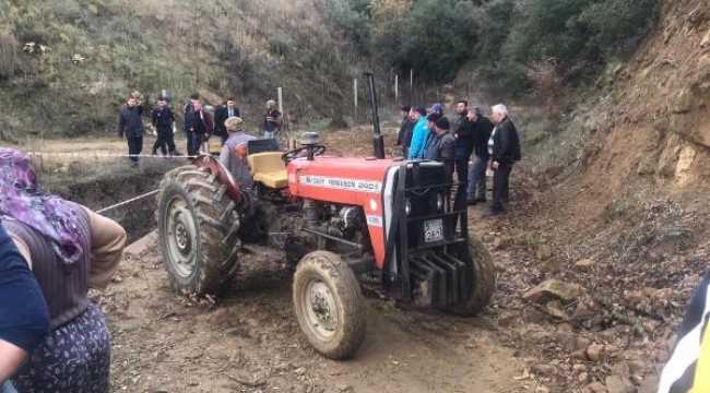 Devrilen traktörün altında kalan sürücü öldü