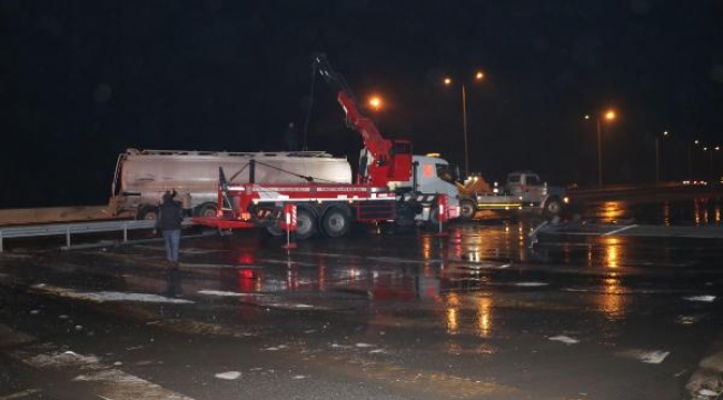 İzmir'de kontrolden çıkan vidanjör yan yattı