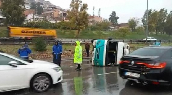 İzmir'de yolcu minibüsü devrildi; sürücü yaralı