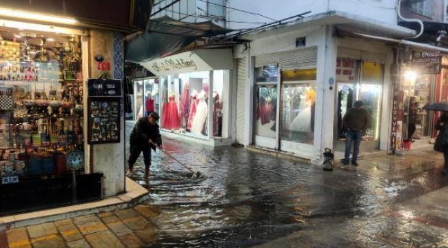 İzmir'i sel aldı! Esnaf: Bıktık artık!