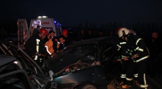 Manisa'da 2 otomobil çarpıştı: 1 ölü, 5 yaralı