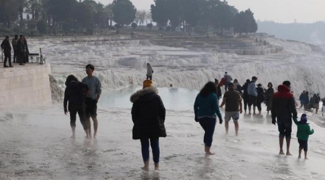 Pamukkale, travertenleri ve antik havuzuyla kışın da turist çekiyor