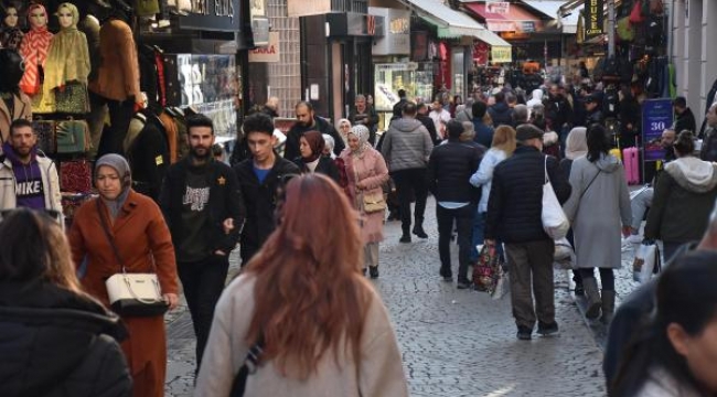 Tarihi Kemeraltı Çarşısı, yılbaşı öncesi tıklım tıklım