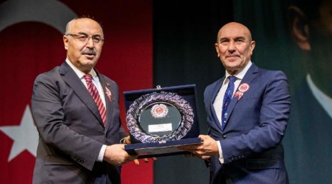 Başkan Soyer'in ödülünü Vali Köşger verdi