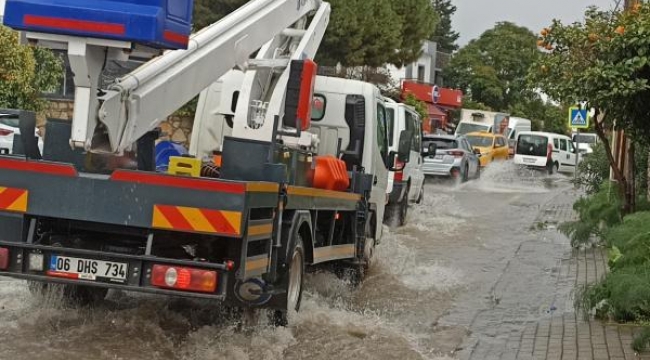 Bodrum'da sağanak; yollar göle döndü