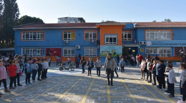 İzmir'de matematik seferberliği; ilkokul öğrencileri eğlenerek öğreniyor