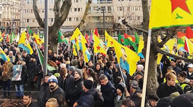 PKK'lılar eylem yaptı! İsveç'teki görüntüye Türkiye'den sert tepkiler