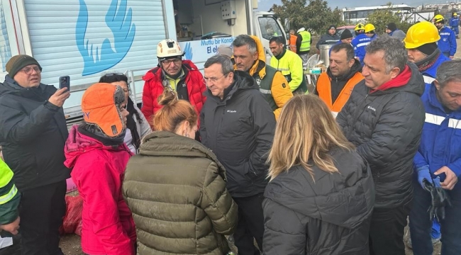 Başkan Batur deprem bölgesinde! Kurtarma ekiplerine moral verdi 