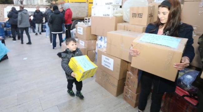 Buca'dan deprem bölgesine 11 TIR dolusu insani yardım gitti