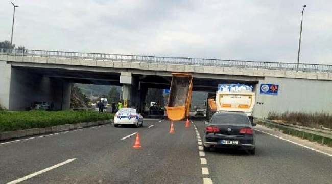 Kamyonun açık damperi köprüye takıldı; 2 yaralı