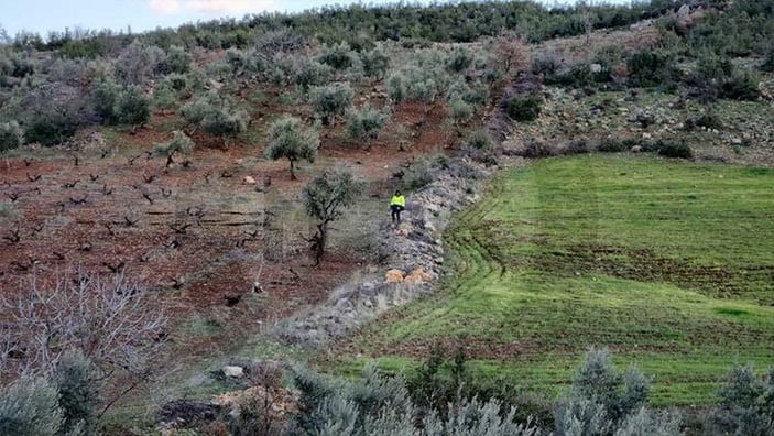 Yollar, duvarlar ve tarlalar metrelerce kaydı