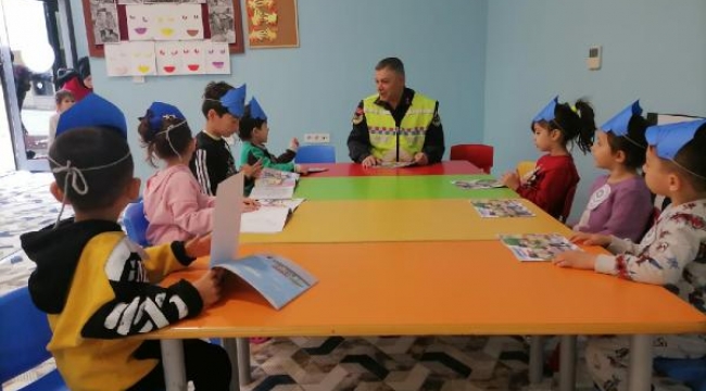 Depremzede çocuklara jandarmadan trafik eğitimi