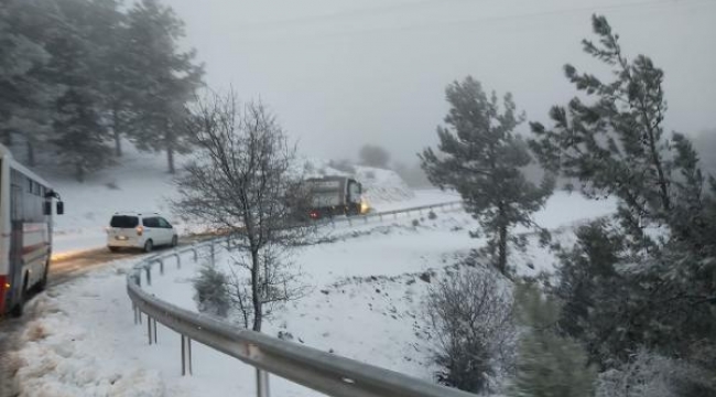 İzmir'de kar yolları kapadı, tuzlama yapıldı