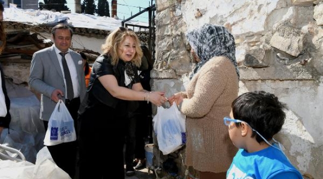 Kuşadası Belediyesi'nden çocuklara süt! İlk dağıtım başkan eşinden