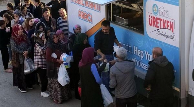 Manisa'da depremzedelere iftar yemeği ve sahur kahvaltısı