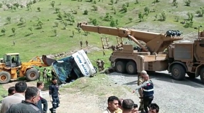 Askerleri taşıyan otobüs devrildi: 2 şehidimiz var