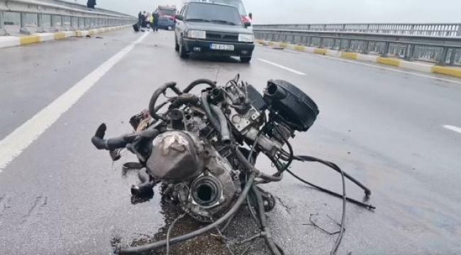 Bariyerlere çarpan otomobilin motoru metrelerce savruldu; sürücü yaralı