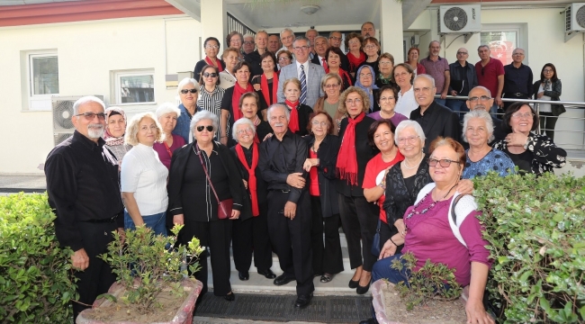 Gaziemir'de yaşayan 60 yaş üstü, Ata Evi'nde güçlü bağlar kuruyor