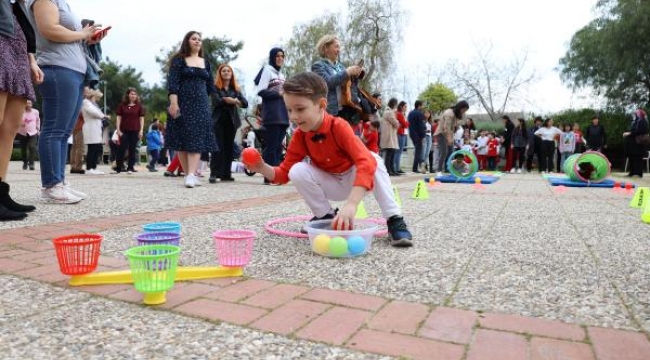 İzmir Ekonomi Üniversitesi'nde çocukları buluşturan 'şenlik'