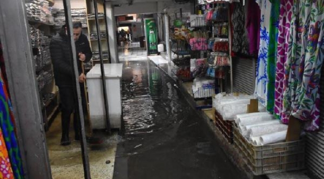 Kemeraltı'nı yine su bastı! Esnaf tepkili