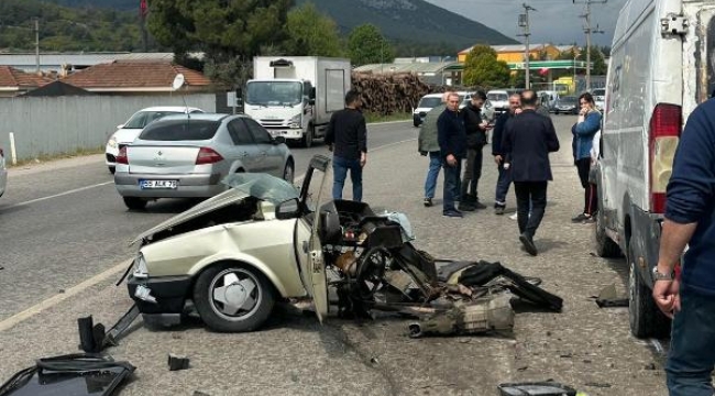 Minibüsle çarpışan otomobil ikiye bölündü