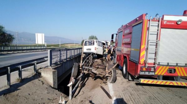 Bariyerlere çarpan minibüsteki aynı aileden 6 yaralı