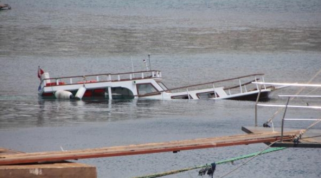 Bodrum'da ahşap tekne sulara gömüldü 