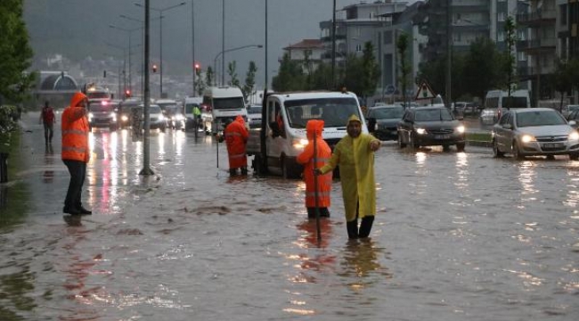 Denizli'de sağanak yağış etkili oldu